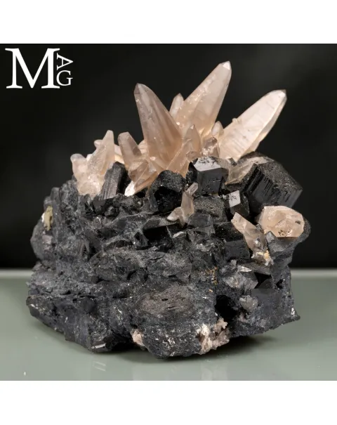 Quarzo Fumé su Tormalina Nera – Erongo, Namibia.