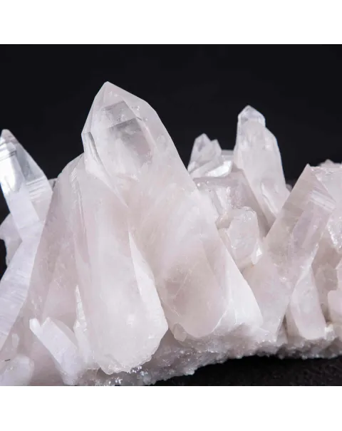 Luce e Energia nei Cristalli di Quarzo: Una Gemma di Purezza.