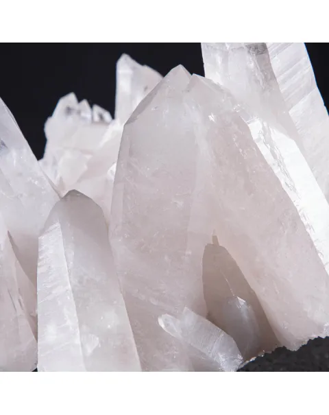 Luce e Energia nei Cristalli di Quarzo: Una Gemma di Purezza.