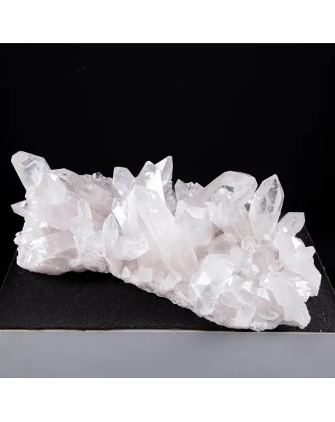 Luce Cristallina: L'Essenza Pura dei Cristalli di Quarzo Brasiliani.