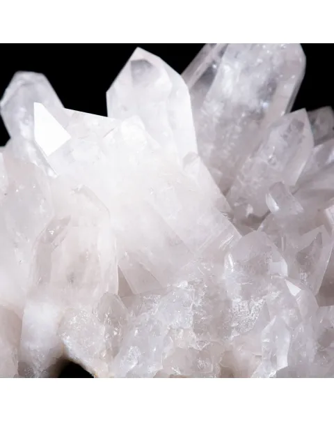 Luce Cristallina: L'Essenza Pura dei Cristalli di Quarzo Brasiliani.