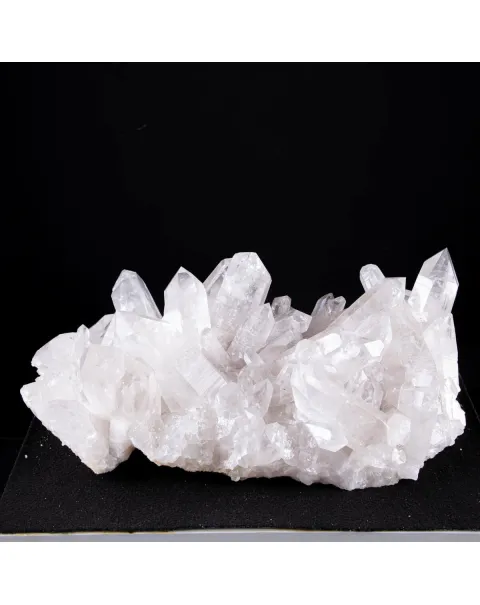 Luce Cristallina: L'Essenza Pura dei Cristalli di Quarzo Brasiliani.