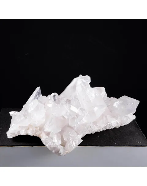 Luce Cristallina: L'Essenza Pura dei Cristalli di Quarzo Brasiliani.