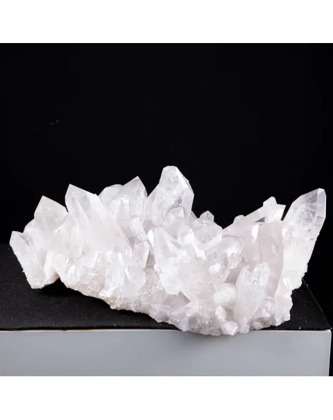 Luce Cristallina: L'Essenza Pura dei Cristalli di Quarzo Brasiliani.