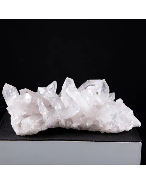 Luce Cristallina: L'Essenza Pura dei Cristalli di Quarzo Brasiliani.