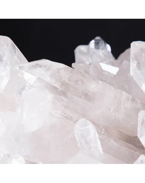 Luce Cristallina: L'Essenza Pura dei Cristalli di Quarzo Brasiliani.