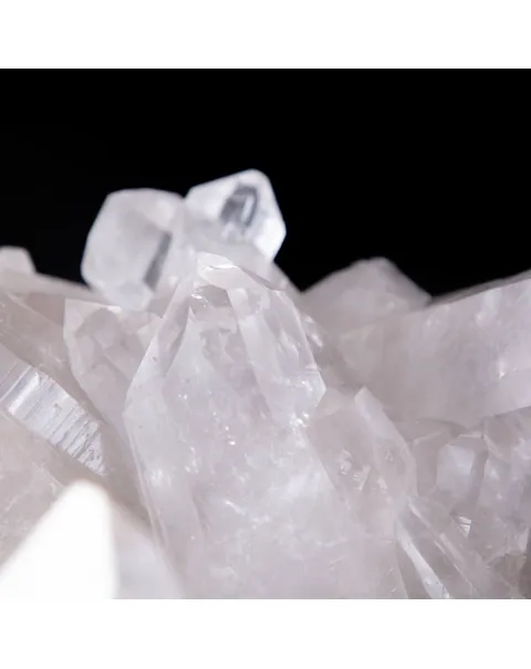 Luce Cristallina: L'Essenza Pura dei Cristalli di Quarzo Brasiliani.