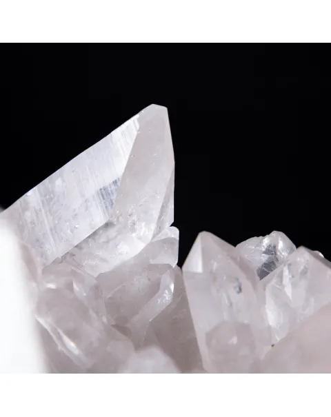 Luce Cristallina: L'Essenza Pura dei Cristalli di Quarzo Brasiliani.