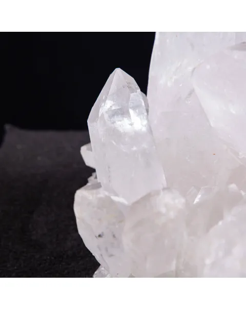 Riflessi di Luce e Saggezza: La Drusa di Quarzo Perfetta per la Meditazione.