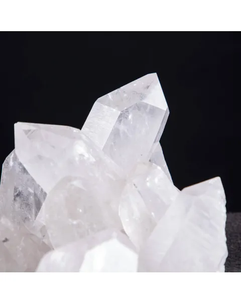 Riflessi di Luce e Saggezza: La Drusa di Quarzo Perfetta per la Meditazione.