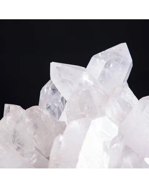 Riflessi di Luce e Saggezza: La Drusa di Quarzo Perfetta per la Meditazione.