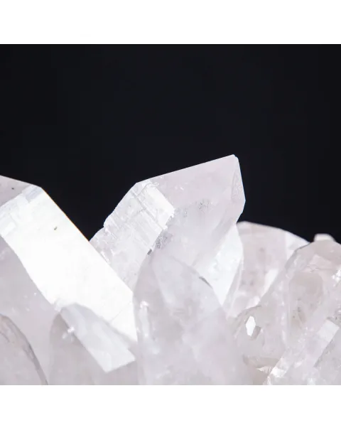 Riflessi di Luce e Saggezza: La Drusa di Quarzo Perfetta per la Meditazione.