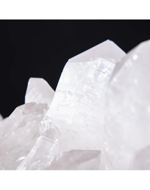 Riflessi di Luce e Saggezza: La Drusa di Quarzo Perfetta per la Meditazione.