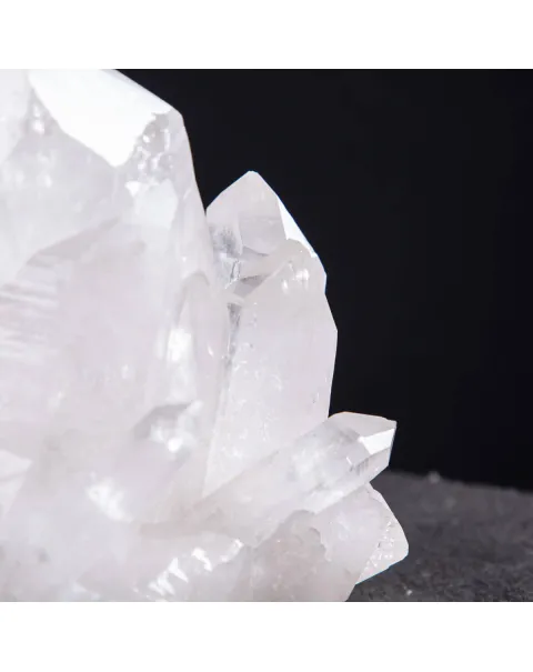 Riflessi di Luce e Saggezza: La Drusa di Quarzo Perfetta per la Meditazione.