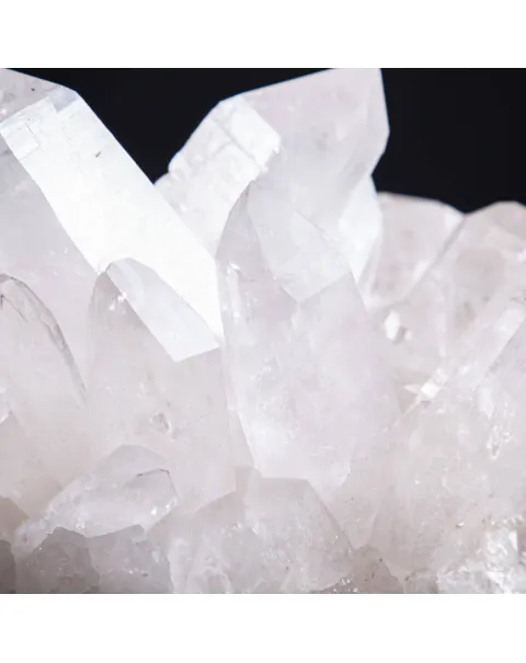 Riflessi di Luce e Saggezza: La Drusa di Quarzo Perfetta per la Meditazione.