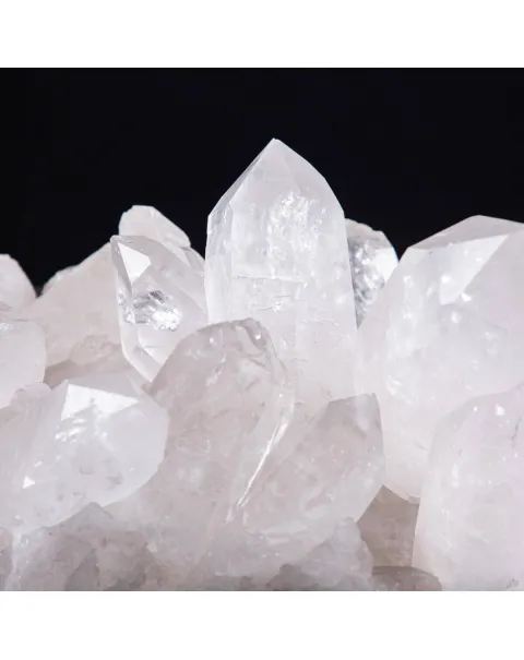Riflessi di Luce e Saggezza: La Drusa di Quarzo Perfetta per la Meditazione.