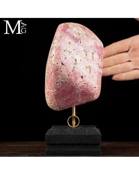 Rodocrosite –  campione levigato su base in ottone e legno.
