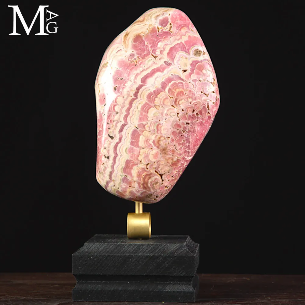 Rodocrosite –  campione levigato su base in ottone e legno.
