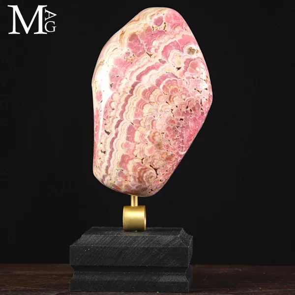Rodocrosite –  campione levigato su base in ottone e legno.