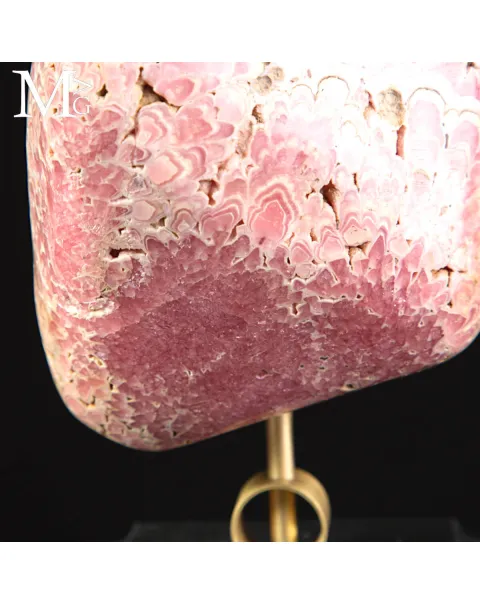 Rodocrosite –  campione levigato su base in ottone e legno.