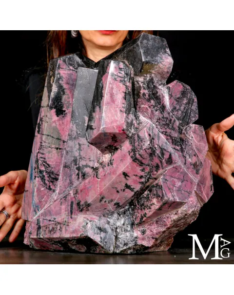 Scultura in Rodonite – Arte Contemporanea