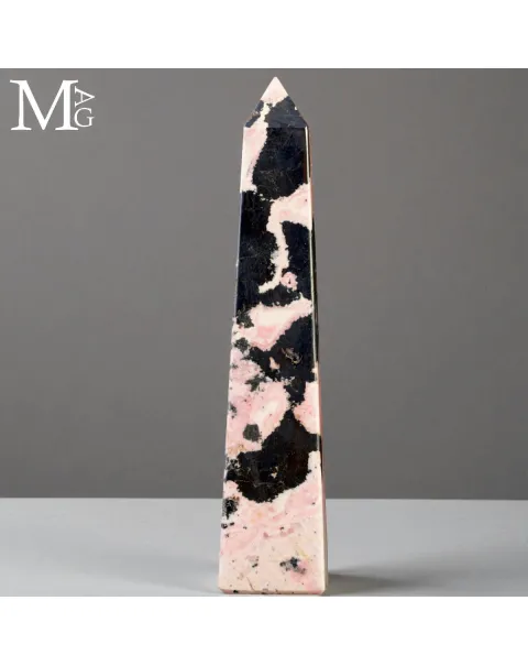 Obelisco in Rodonite Rosa con Galena Nera – Perù