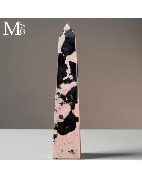 Obelisco in Rodonite Rosa con Galena Nera – Perù