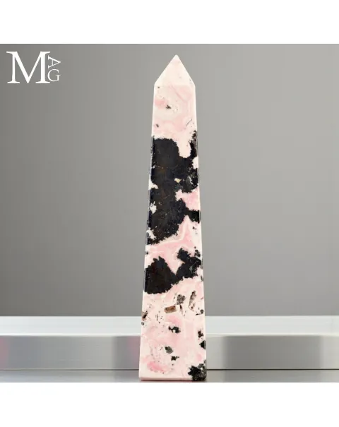 Obelisco in Rodonite Rosa con Galena Nera – Perù