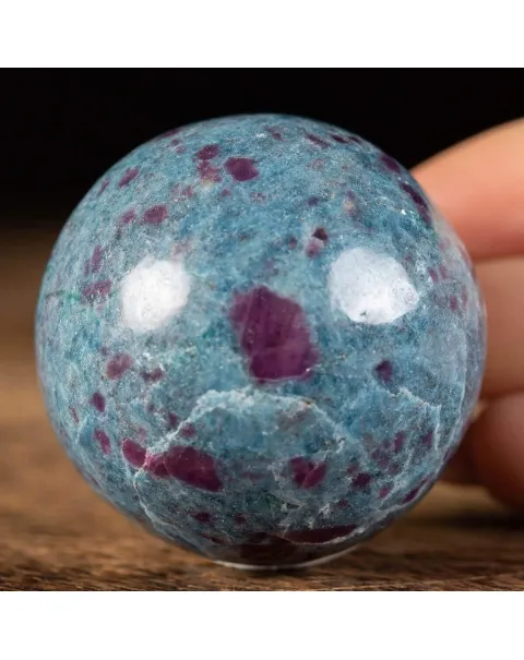 Sfera in Cianite con Rubini