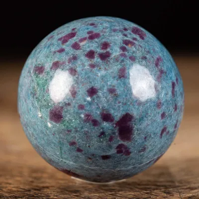 Sfera in Cianite con Rubini