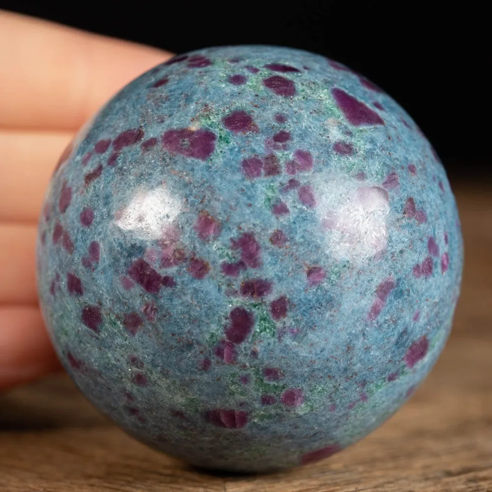 Sfera in Cianite con Rubini Naturali