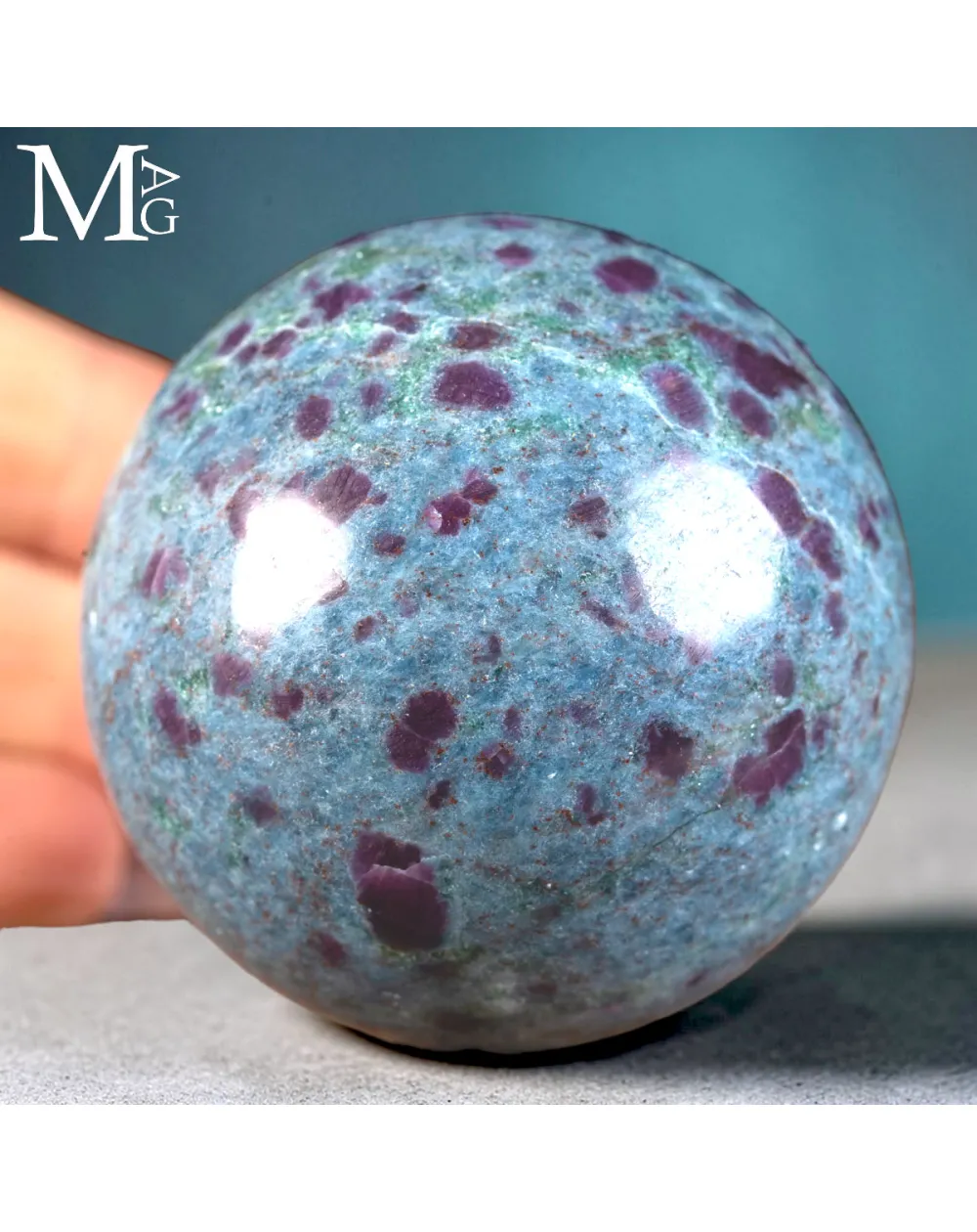 Sfera in Cianite Naturale con Inclusioni di Rubino – India
