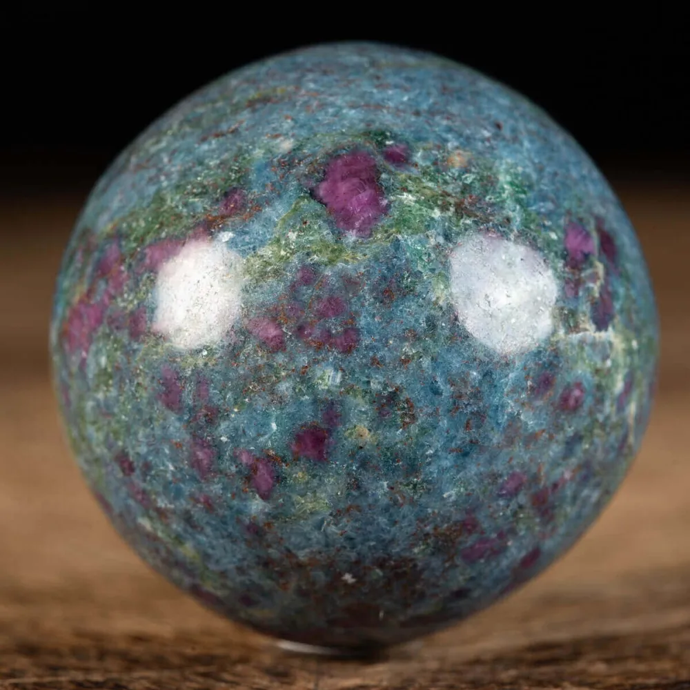 Sfera in Cianite con Rubini Naturali