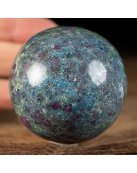 Sfera in Cianite con Rubini Naturali