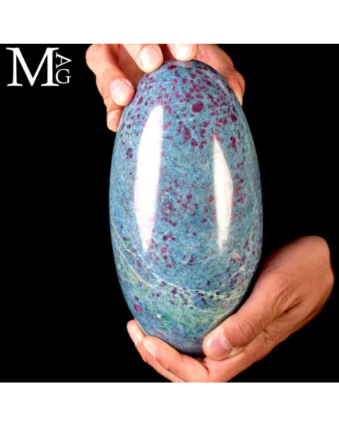 Shiva Lingam in Rubini in matrice di Cianite.