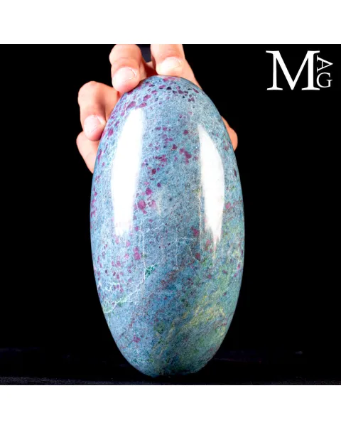 Shiva Lingam in Rubini in matrice di Cianite.