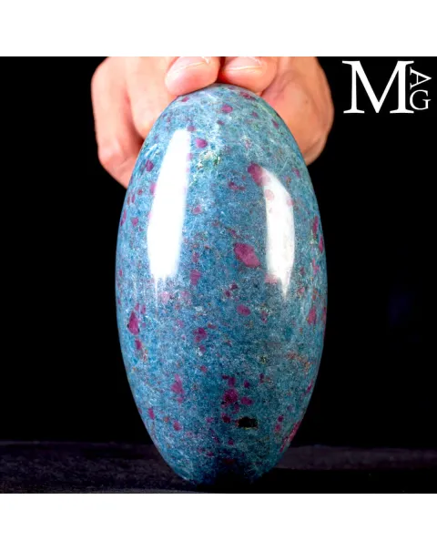 Shiva Lingam in Rubino su matrice di Cianite.