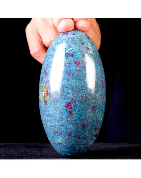 Shiva Lingam in Rubino su matrice di Cianite.