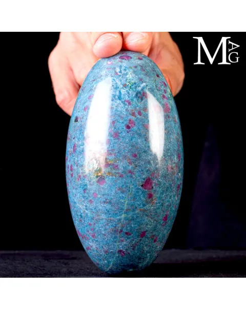 Shiva Lingam in Rubino su matrice di Cianite.