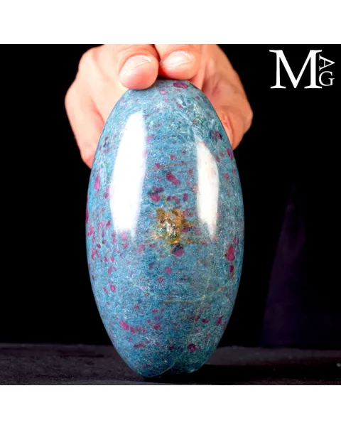 Shiva Lingam in Rubino su matrice di Cianite.