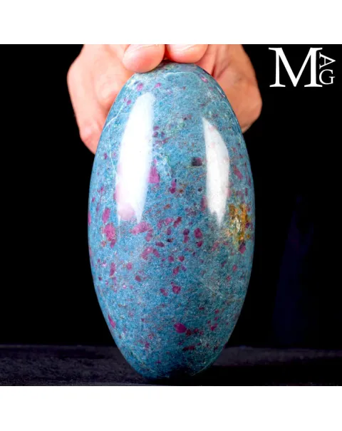 Shiva Lingam in Rubino su matrice di Cianite.