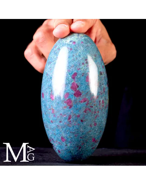 Shiva Lingam in Rubino su matrice di Cianite.