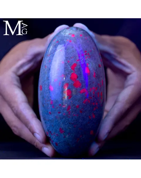 Shiva Lingam in Rubino su matrice di Cianite.