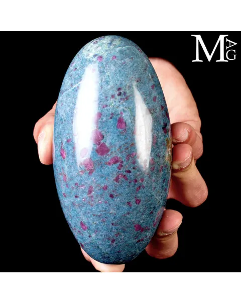 Shiva Lingam in Rubino su matrice di Cianite.