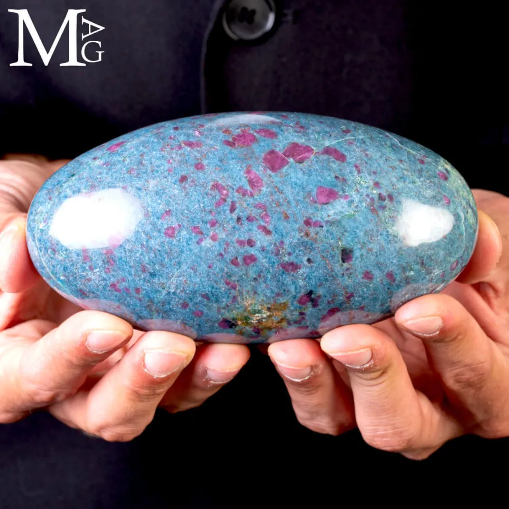 Shiva Lingam in Rubino su matrice di Cianite.
