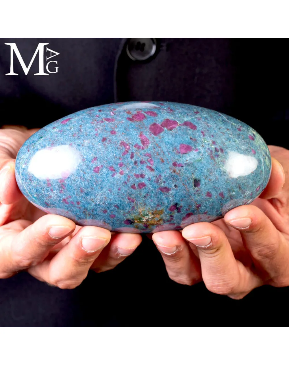 Shiva Lingam in Rubino su matrice di Cianite.