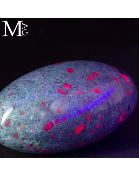 Shiva Lingam in Rubino su matrice di Cianite.