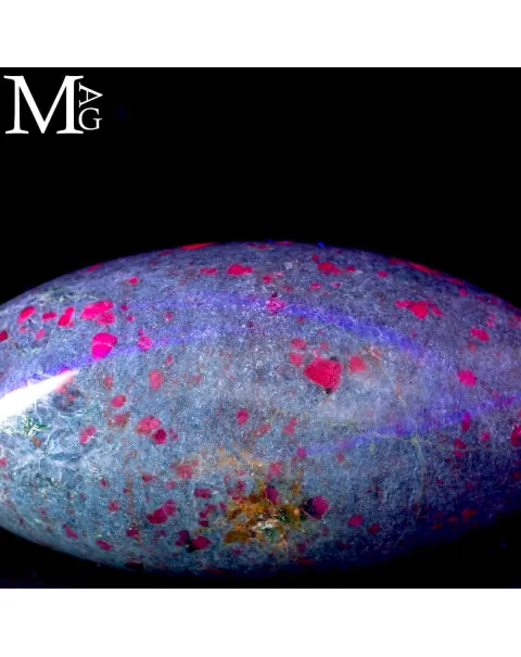 Shiva Lingam in Rubino su matrice di Cianite.