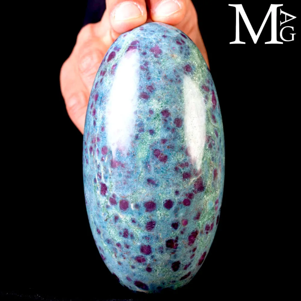 Shiva Lingam in Rubino su matrice di Cianite