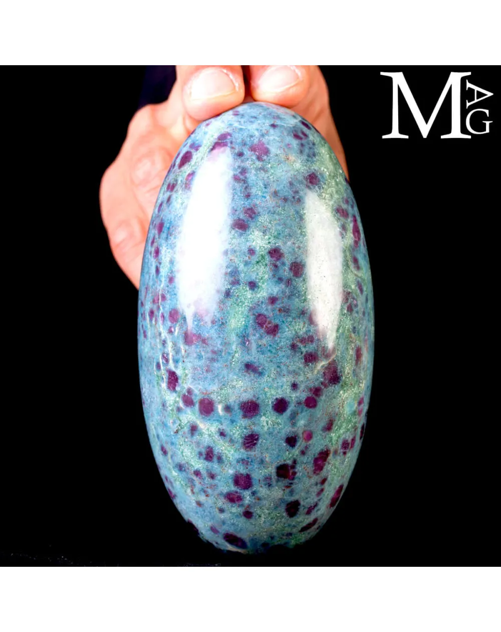 Shiva Lingam in Rubino su matrice di Cianite